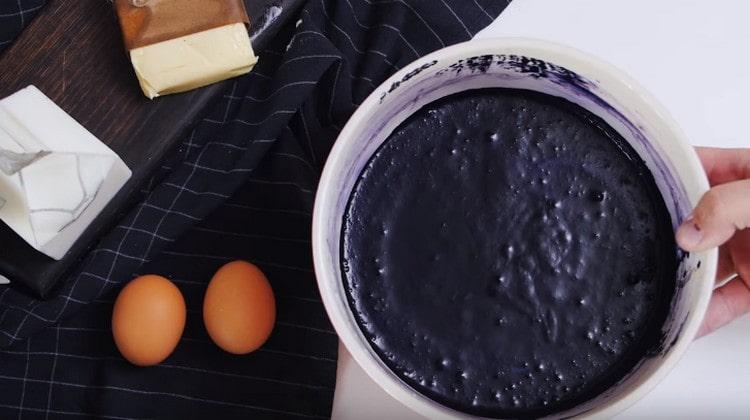 Mandiamo la massa per il gelato nero al frigorifero.