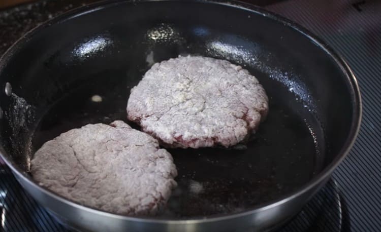 Metti le polpette nella padella.