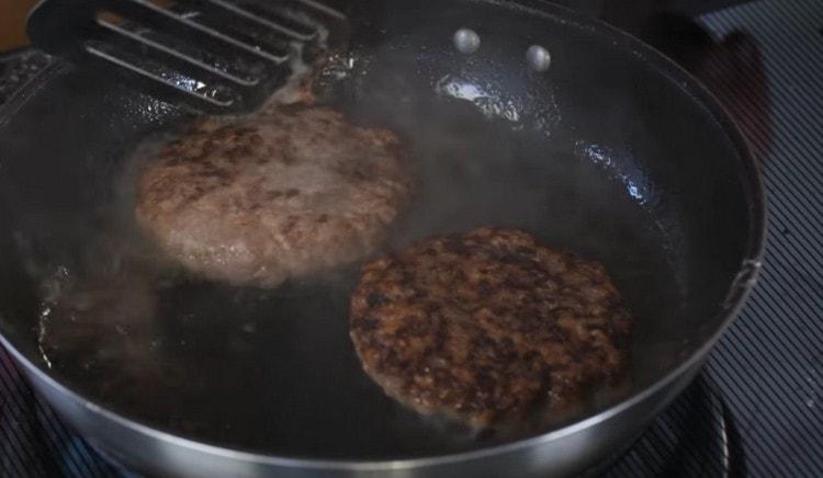 Friggere le polpette su entrambi i lati fino a dorarle.