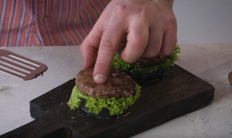 Distribuiamo la cotoletta sopra l'insalata con la salsa.