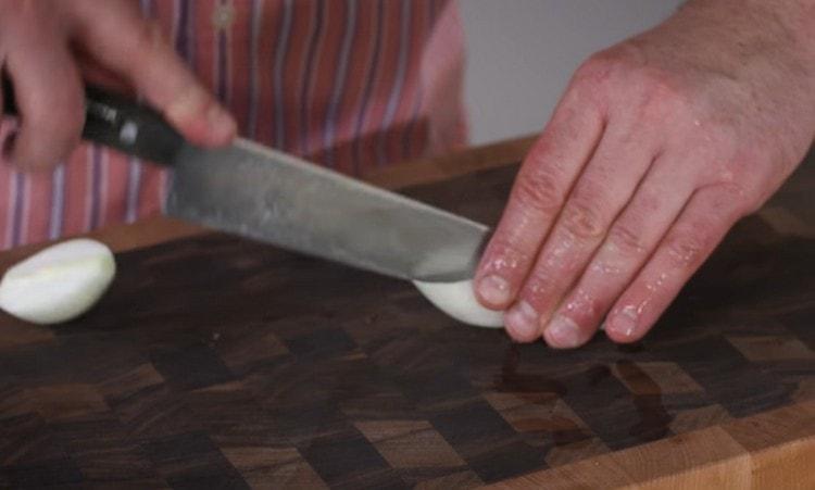 Puliamo le cipolle e saltiamo insieme alla carne attraverso un tritacarne.