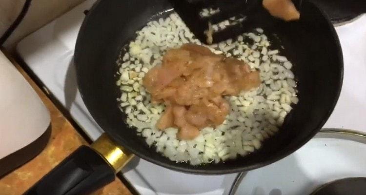 Distribuiamo il pollo in padella sulla cipolla, friggiamo.