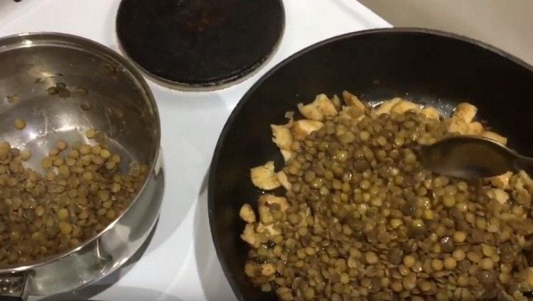 Trasferiamo le lenticchie bollite nella padella al pollo con le cipolle.