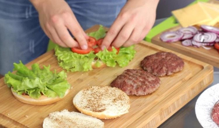 Mettiamo anelli di pomodoro sull'insalata.