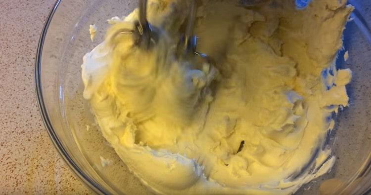 Sbattere il mascarpone con un mixer.