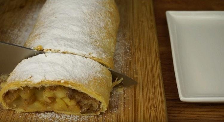 Quando servi lo strudel con mele di pasta sfoglia, puoi cospargere di zucchero a velo.