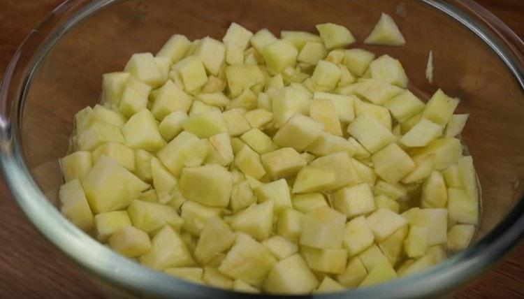 Mangiamo le mele a pezzetti e le ricordiamo con un limone.