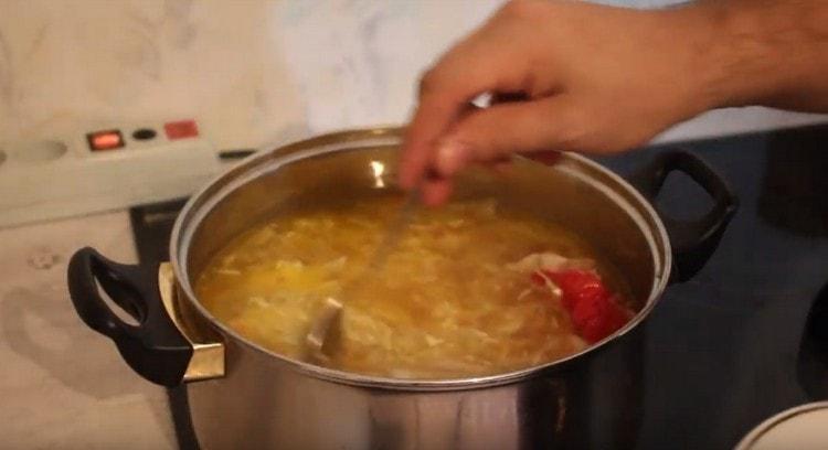 Aggiungi la frittura di carote e cipolle, pomodoro, aglio.