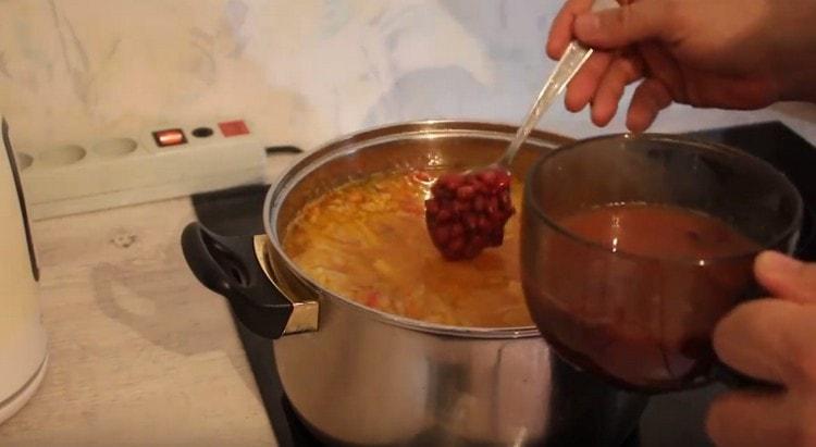 Quindi, mettere patate e fagioli in zuppa di cavolo.