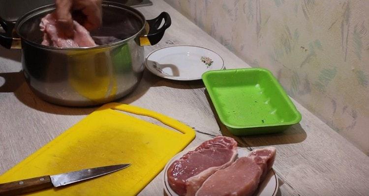 Metti il ​​maiale e il petto di pollo nella padella.