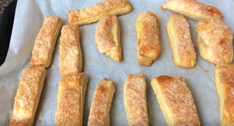 Le lingue sono cotte dalla pasta sfoglia con lo zucchero molto rapidamente.