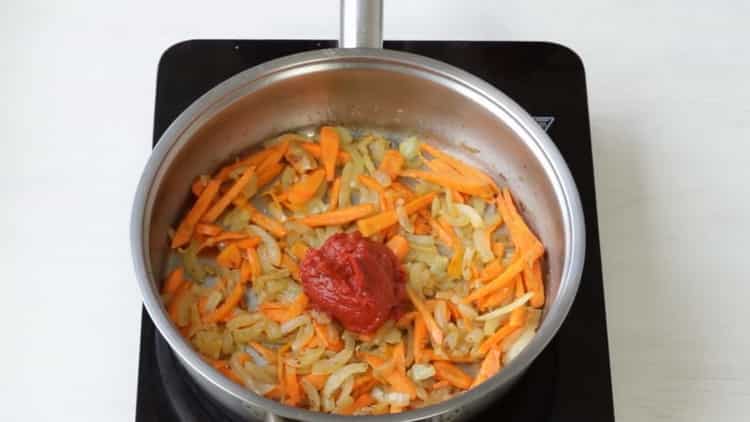 Aggiungi il concentrato di pomodoro per rendere le basi