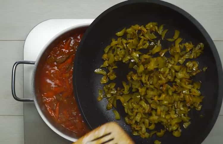 Aggiungi i cetrioli agli ingredienti per preparare le basi.