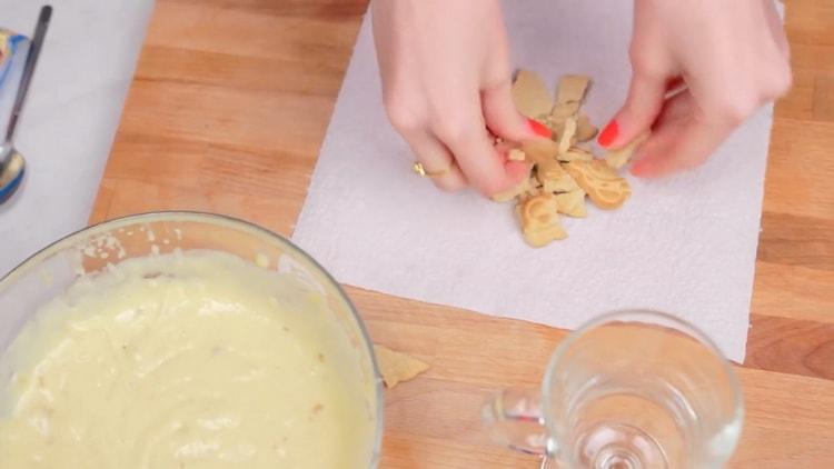 Gumiling mga cookies upang gumawa ng puding