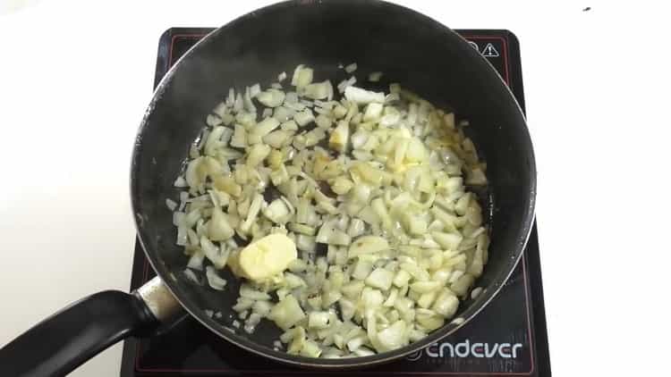 Per cucinare il filetto alla Stroganoff, friggi le cipolle