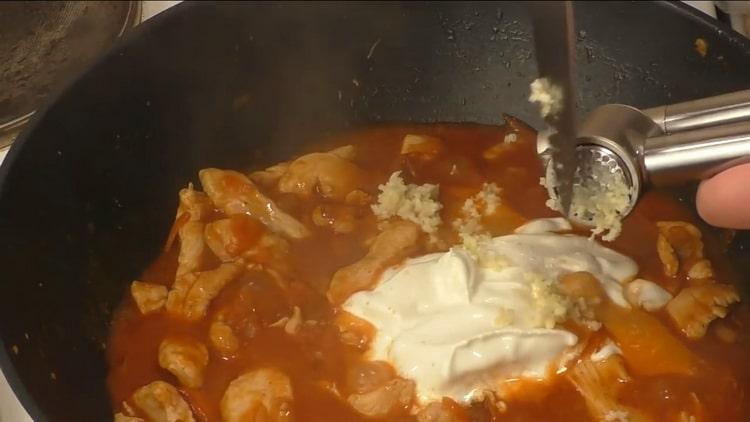 Per la preparazione di filetto alla Stroganoff, mescolare gli ingredienti