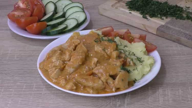 Filetto alla Stroganoff di petto di pollo secondo una ricetta passo-passo con una foto