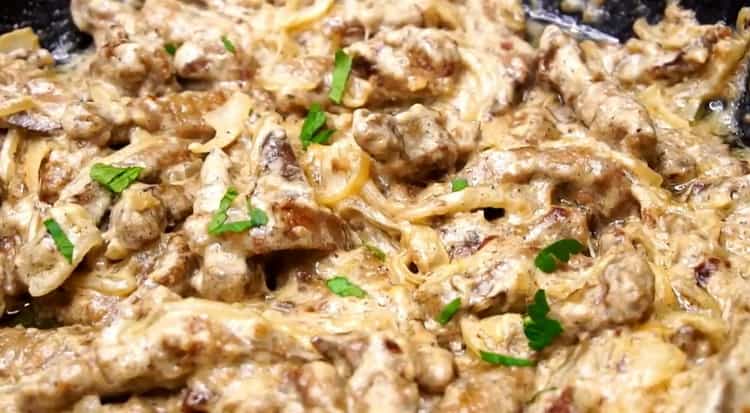 lo stroganoff di manzo dal fegato di manzo è pronto