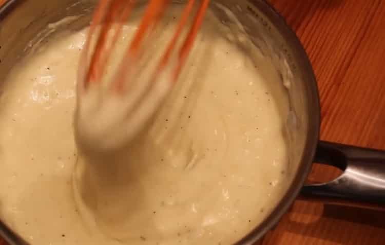 Per preparare il filetto alla Stroganoff mescolare gli ingredienti per la salsa