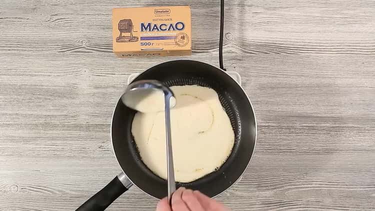 Prepara i pancake per fare una torta