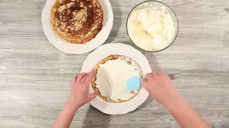 Per fare una torta, spalmare le frittelle con la panna