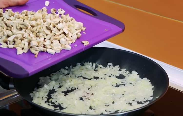 Per preparare il piatto, mettere i funghi in una padella