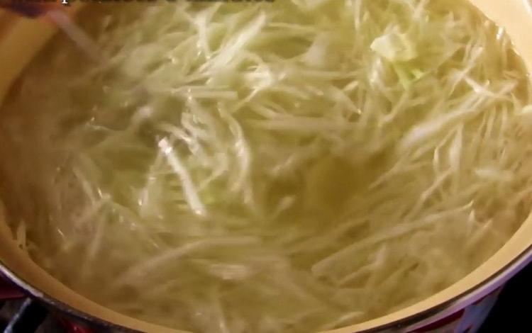 Per cucinare il borsch, tritare il cavolo