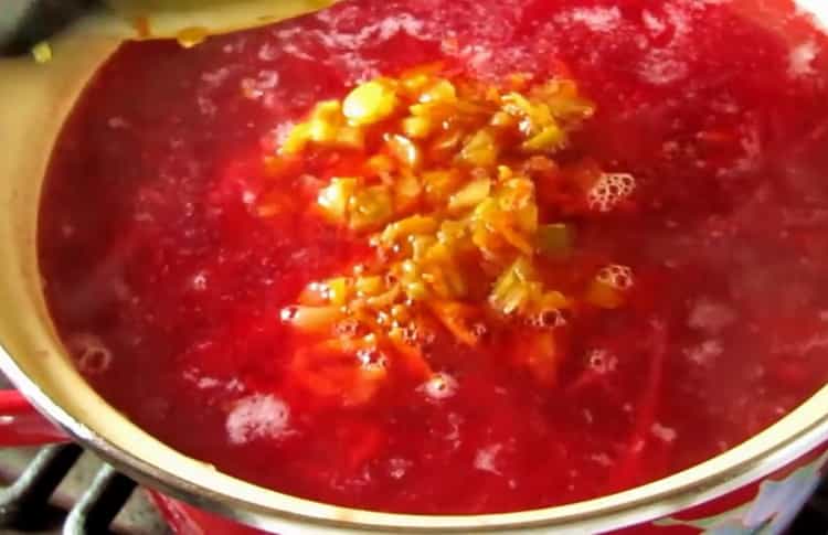 Per preparare il borsch, mescola gli ingredienti