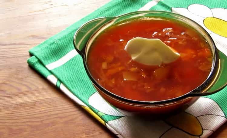 il borsch con fagioli in scatola è pronto