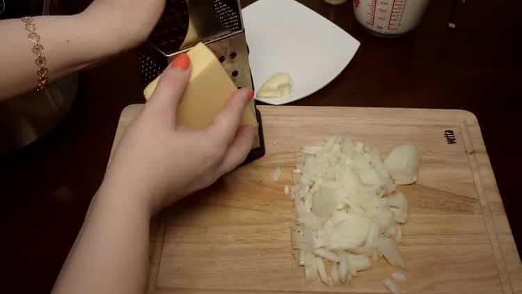 Per fare broccoli, grattugiare il formaggio