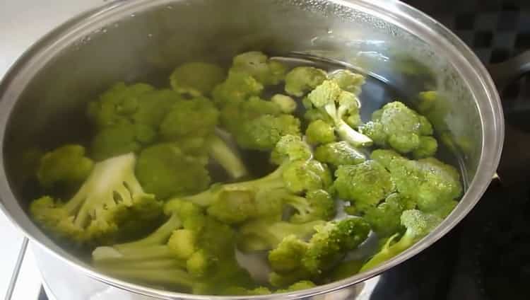 Preparare gli ingredienti per i broccoli