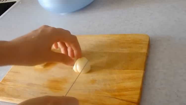 Trita l'aglio per preparare i broccoli