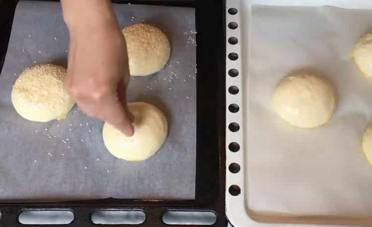 L'hamburger rotola secondo una ricetta graduale con foto