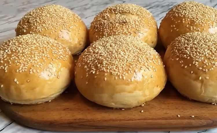 i rotoli di hamburger preparati secondo una semplice ricetta sono pronti