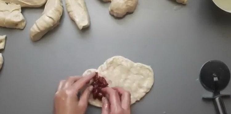 Per preparare i rotoli, mettere il ripieno sull'impasto