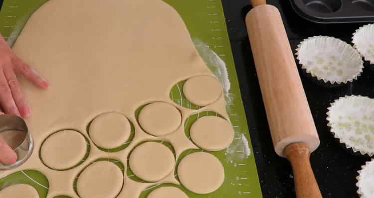 Stendi l'impasto per preparare i panini di zucchero.