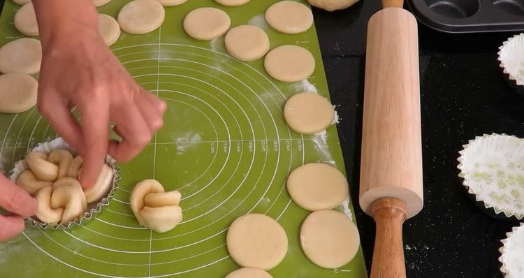 Per preparare i panini con lo zucchero, forma l'impasto