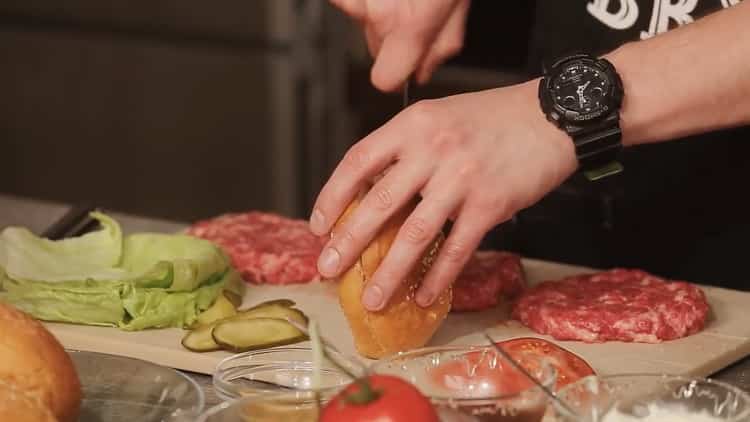 Per fare un hamburger, prepara un panino