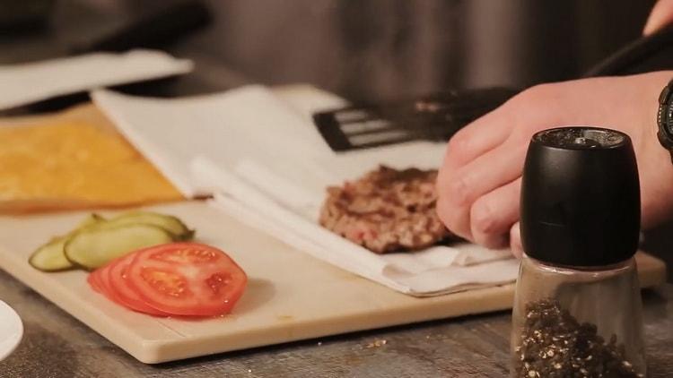 Per preparare un hamburger, rimuovere il grasso in eccesso dalle cotolette