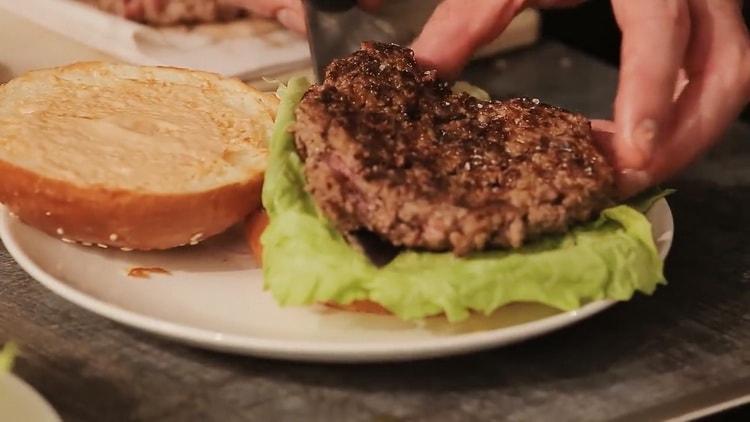 Per preparare un hamburger, metti il ​​tortino sul panino