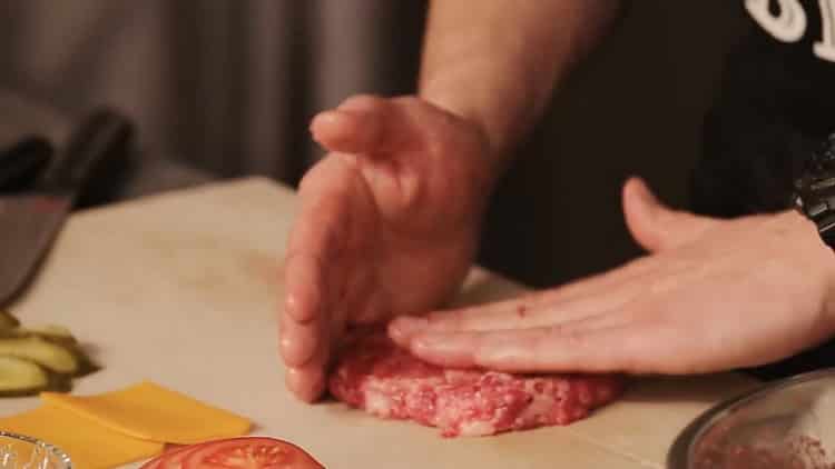 Forma una cotoletta per fare un hamburger