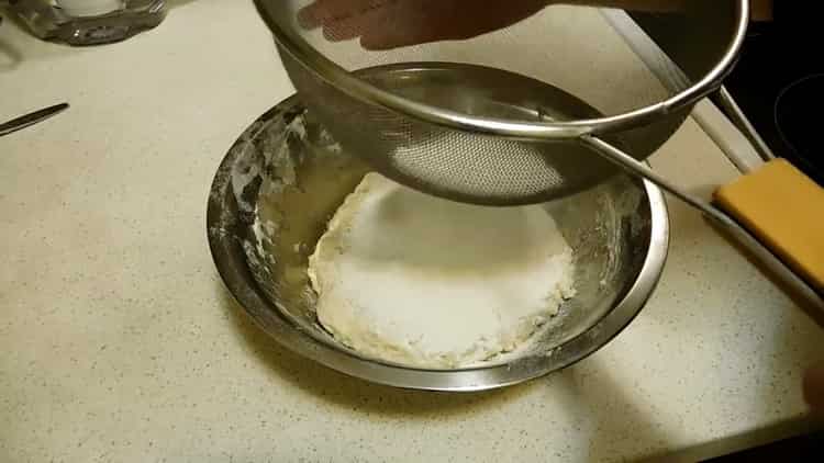 Ricetta graduale della pasta per pizza rapida con foto