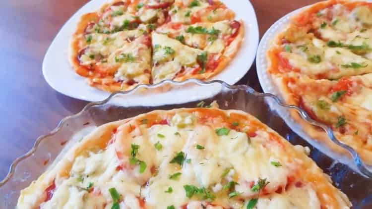 Pasta per pizza veloce senza lievito, latte, kefir e panna acida - in soli 2 minuti