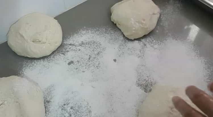 Per preparare gnocchi con patate, dividi l'impasto