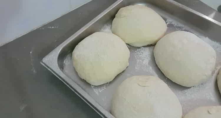 Per preparare gnocchi con patate, mettere l'impasto su un vassoio