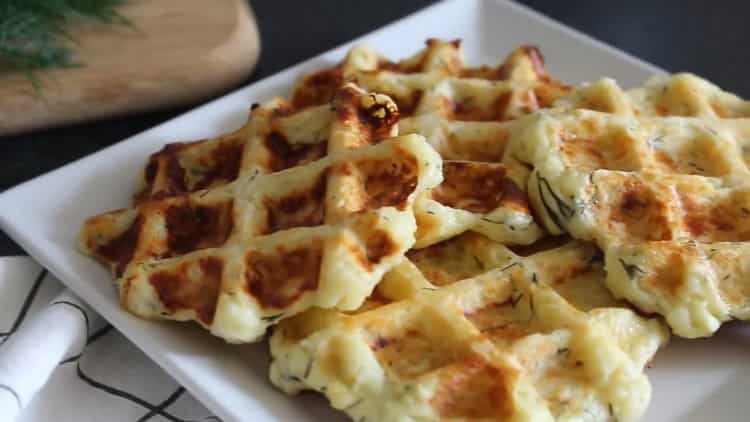 Cialde al formaggio in un waffle secondo una ricetta passo passo con una foto