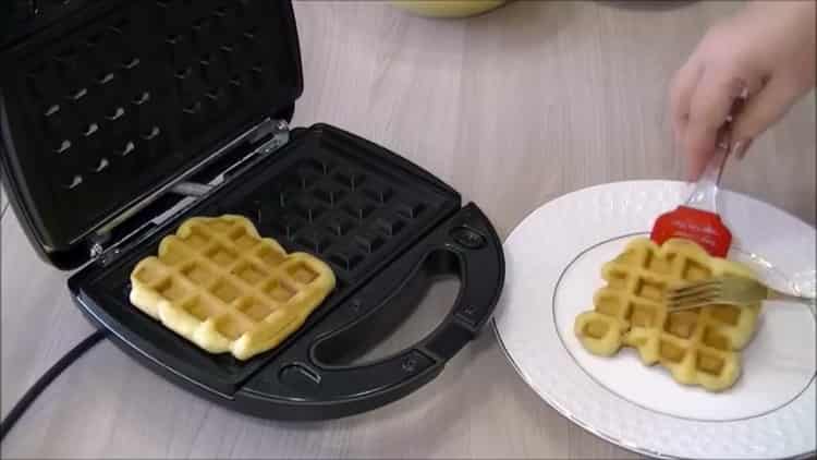 Disporre gli ingredienti per preparare i waffle.