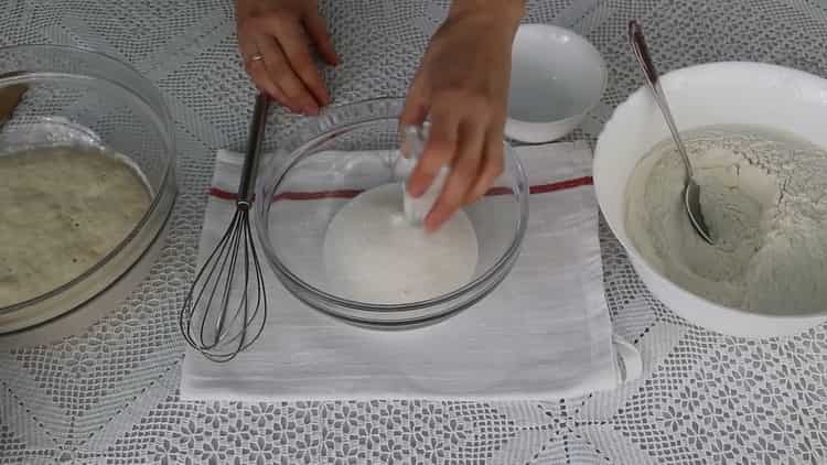 Preparare gli ingredienti per l'impasto.