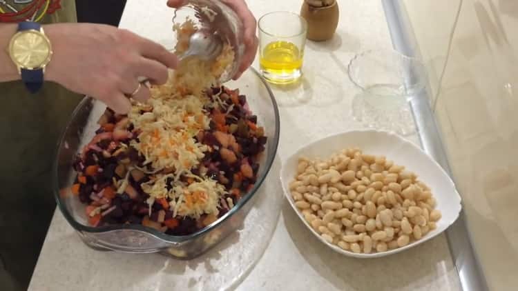 Per preparare l'insalata, aggiungi il cavolo