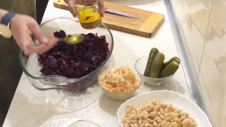 Per preparare l'insalata, aggiungi le uova alle barbabietole